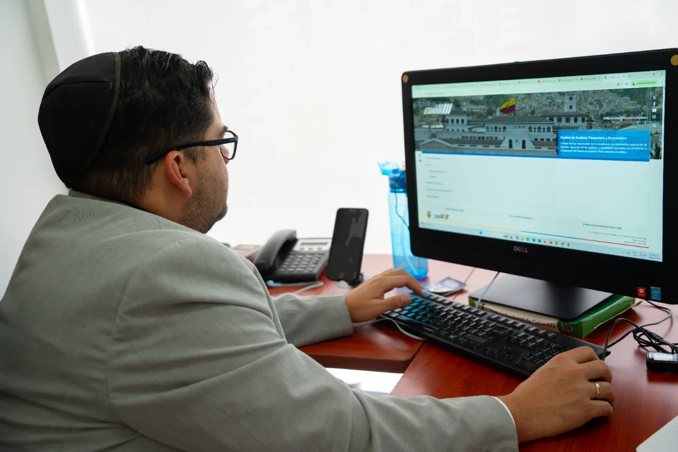 Entrevista a Gabriel Cede&ntilde;o, docente del IAEN. 
