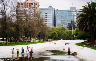 Limpieza de la laguna del parque La Carolina de Quito