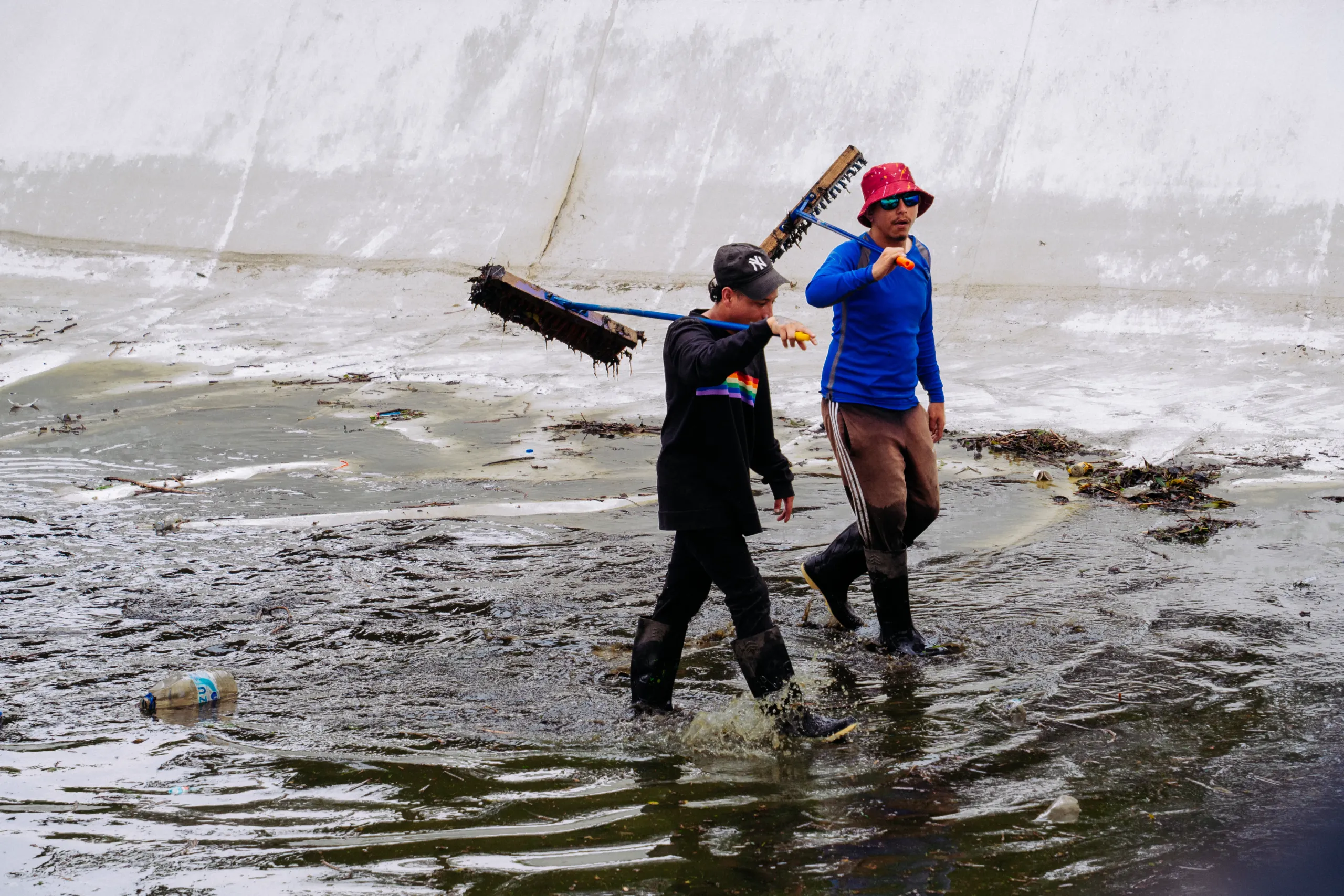 Dos trabajadores en el agua a ser limpiada Dos trabajadores en el agua a ser limpiada