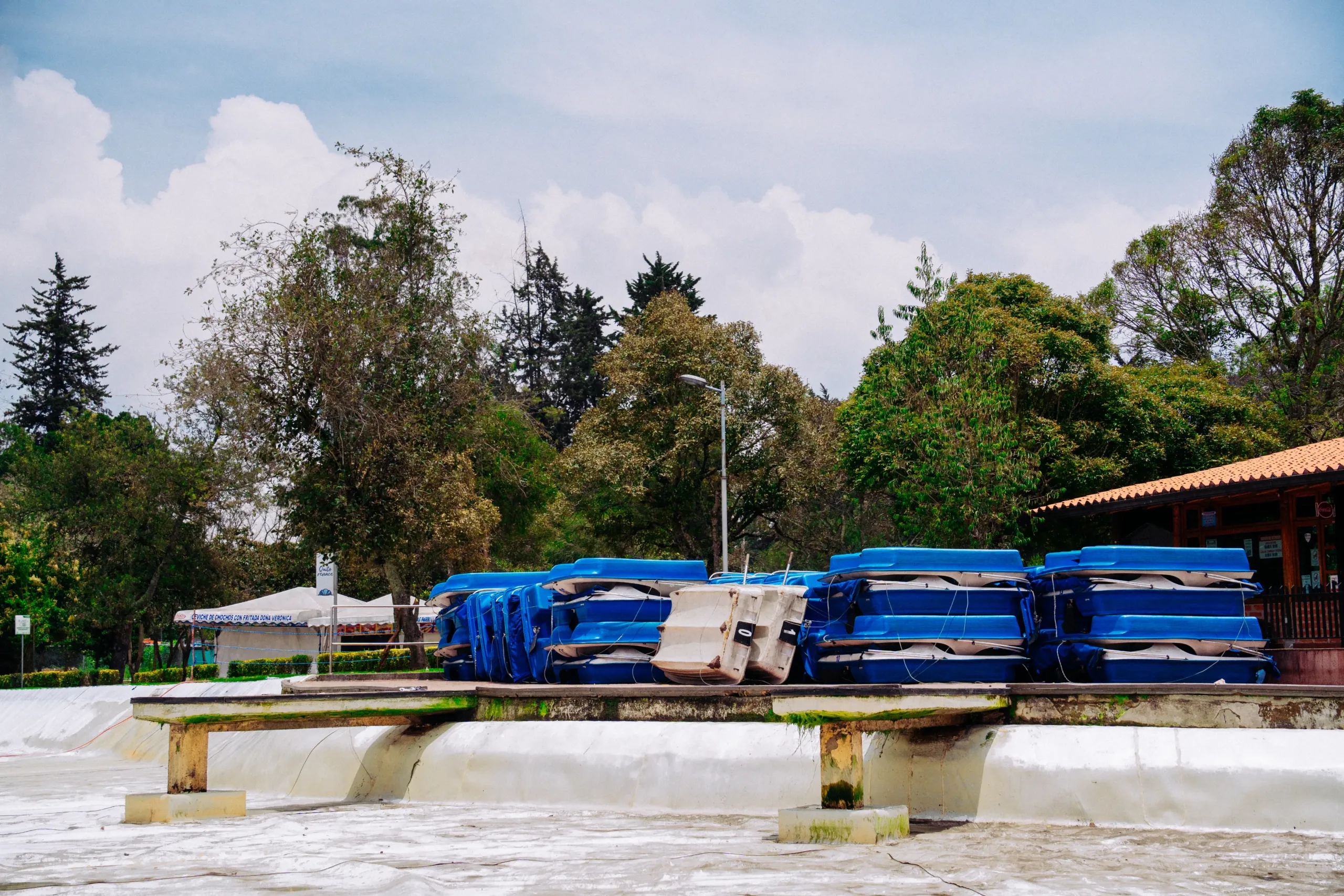 Los botecitos de la Carolina, sin agua sobre la que navegar Los botecitos de la Carolina, sin agua sobre la que navegar