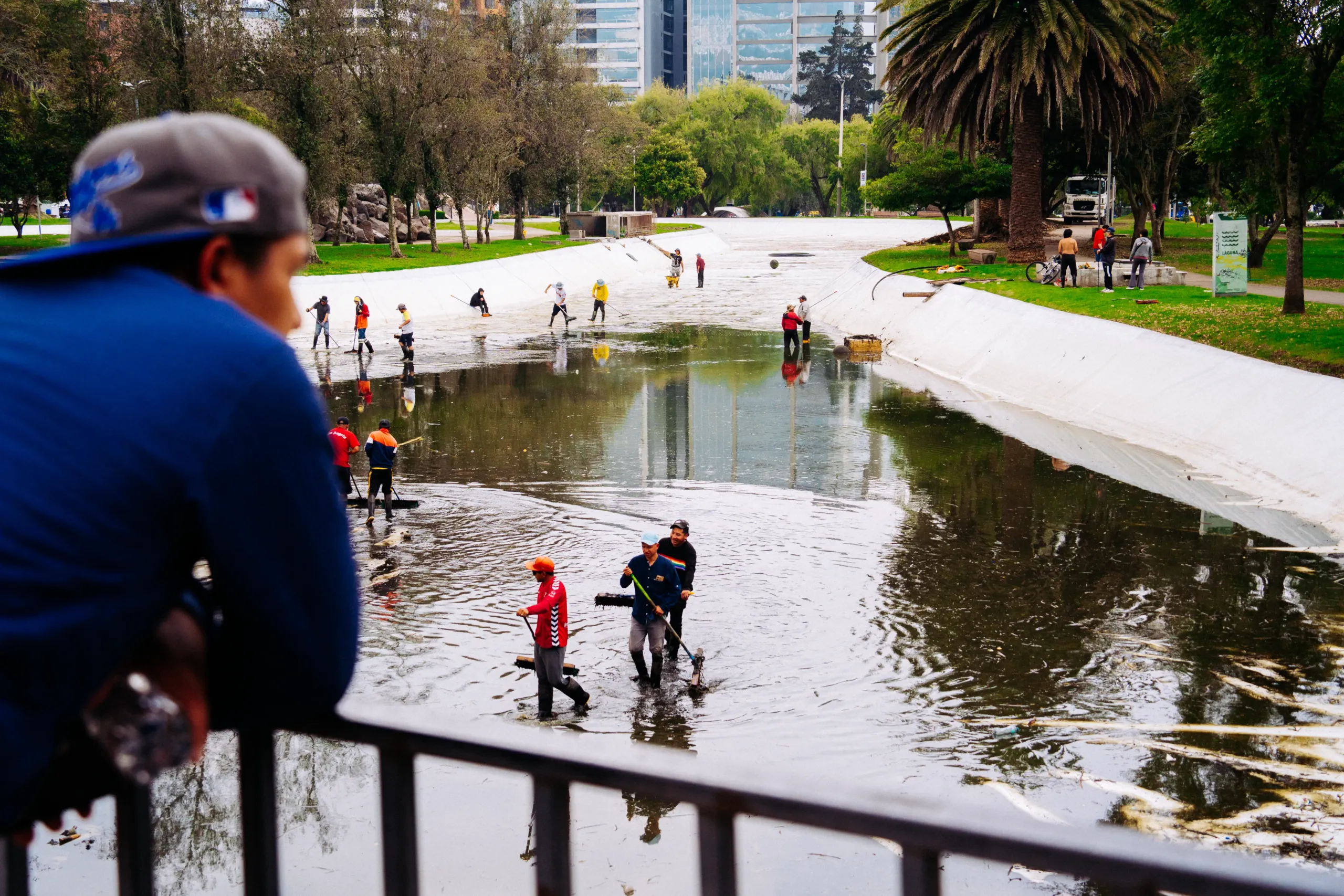 La gente se detiene a ver cómo limpian la laguna del parque en Quito La gente se detiene a ver cómo limpian la laguna del parque en Quito