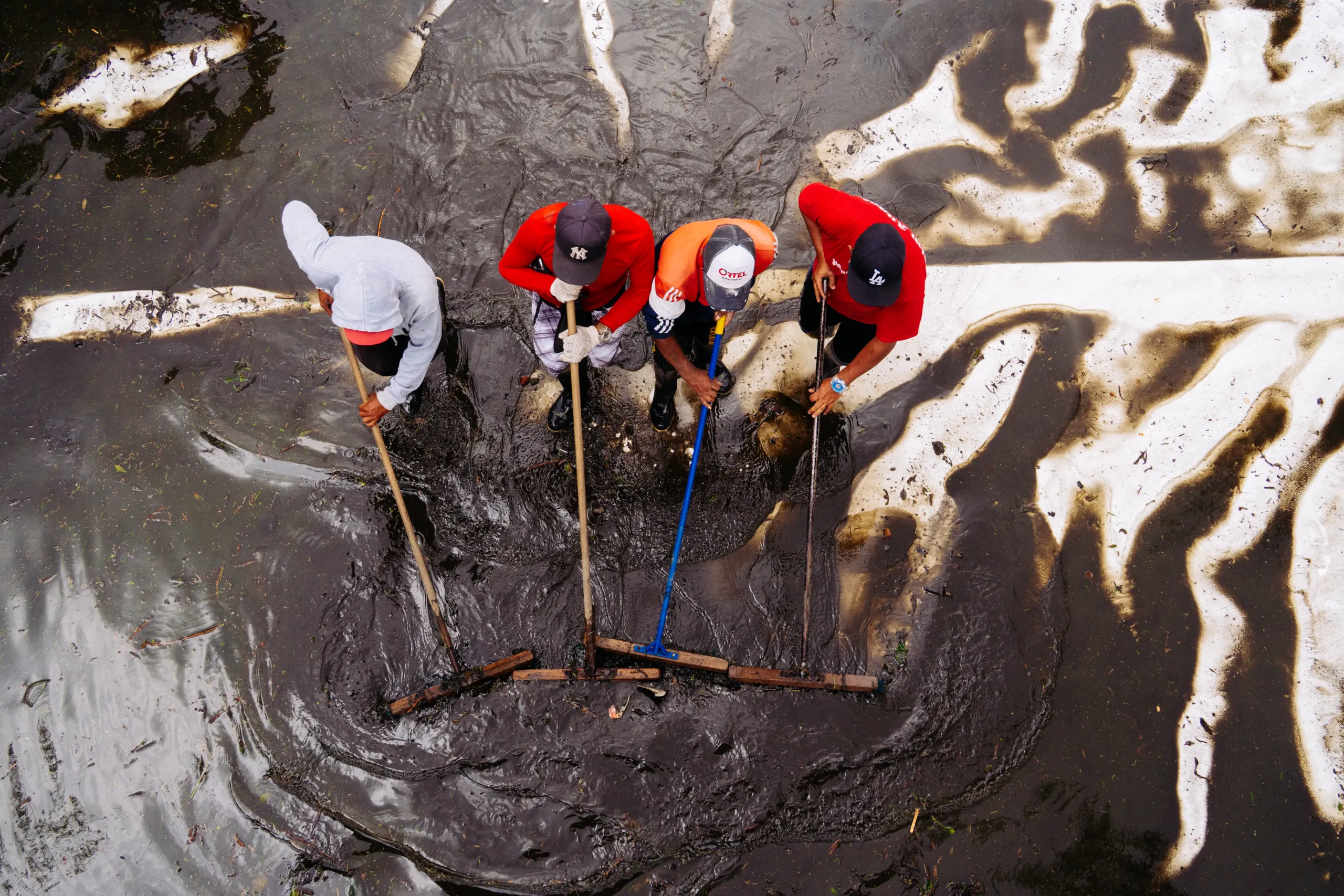hombres limpiando la laguna que antes fue la laguna de Iñaquito hombres limpiando la laguna que antes fue la laguna de Iñaquito