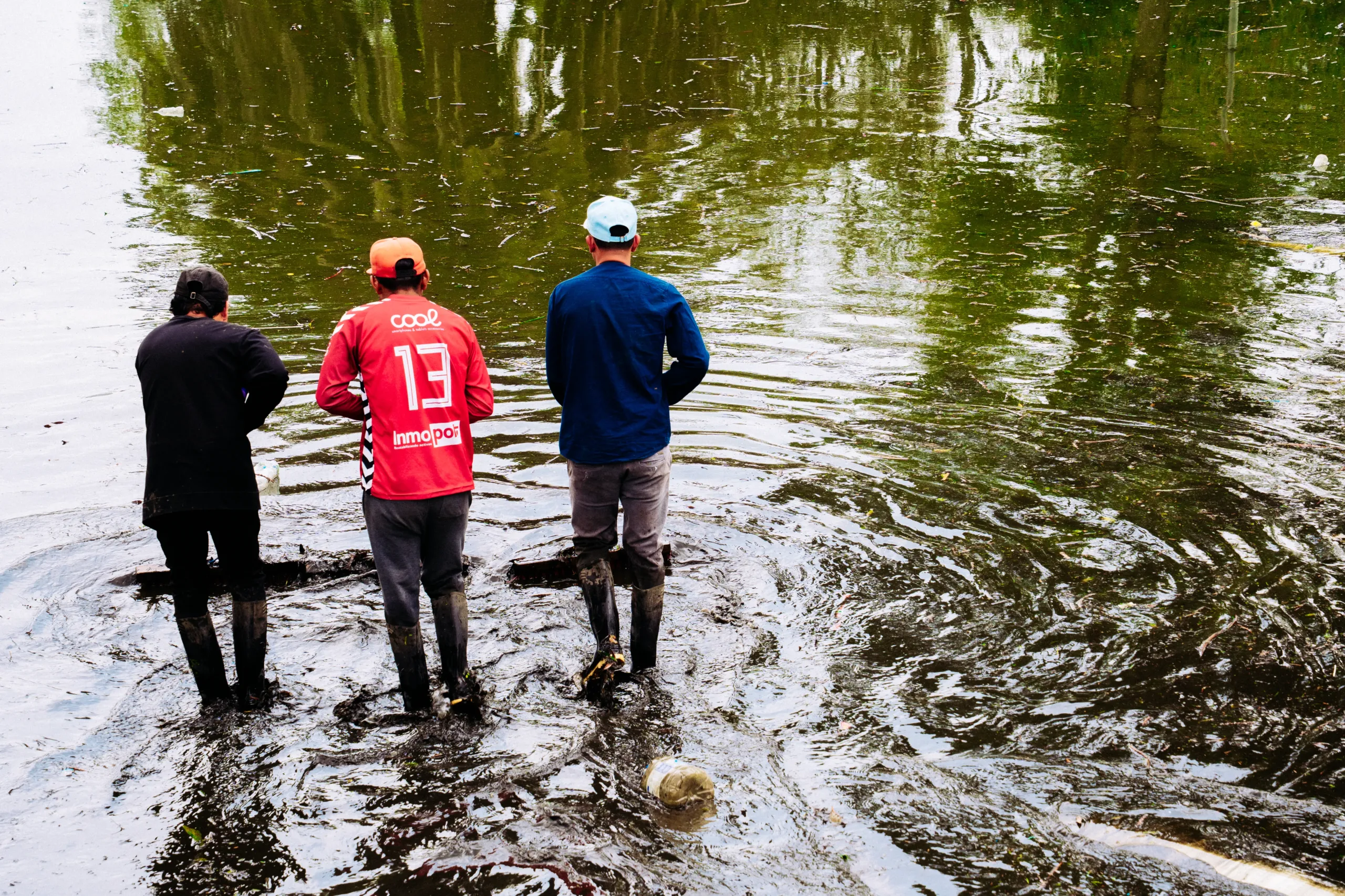 Una cuadrilla de hombres limpia una vez al año la laguna de la Carolina Una cuadrilla de hombres limpia una vez al año la laguna de la Carolina