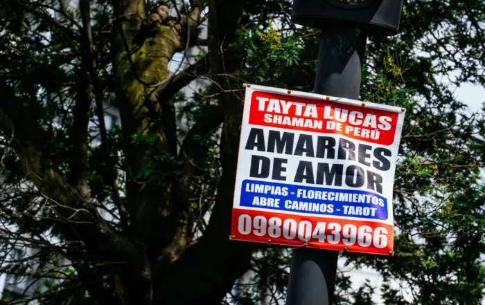 Los letreros ofrecen de todo: de amarres de amor a clases de nivelación