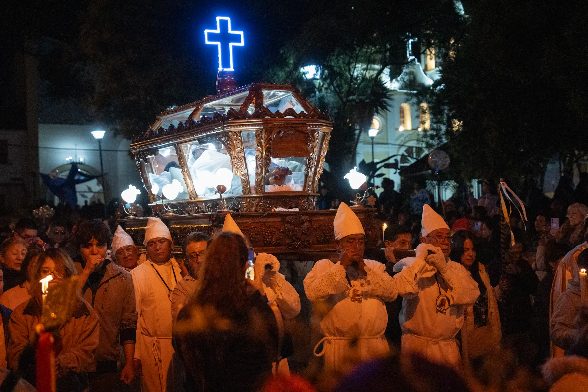 La urna cargada por los Santos Varones