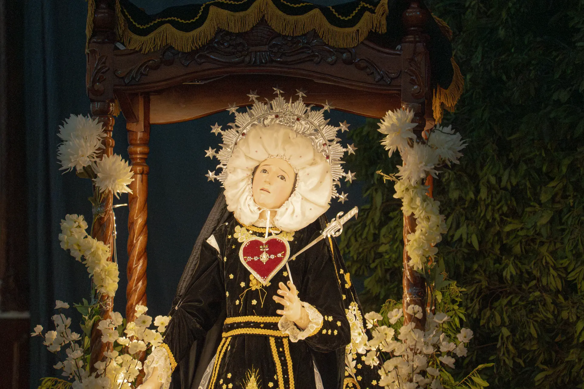 La Virgen de los Dolores, esperando a su hijo crucificado