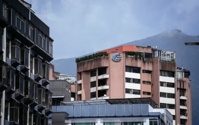 La Colón, como se conoce a la avenida Colón de Quito, es frontera, conexión y memoria.