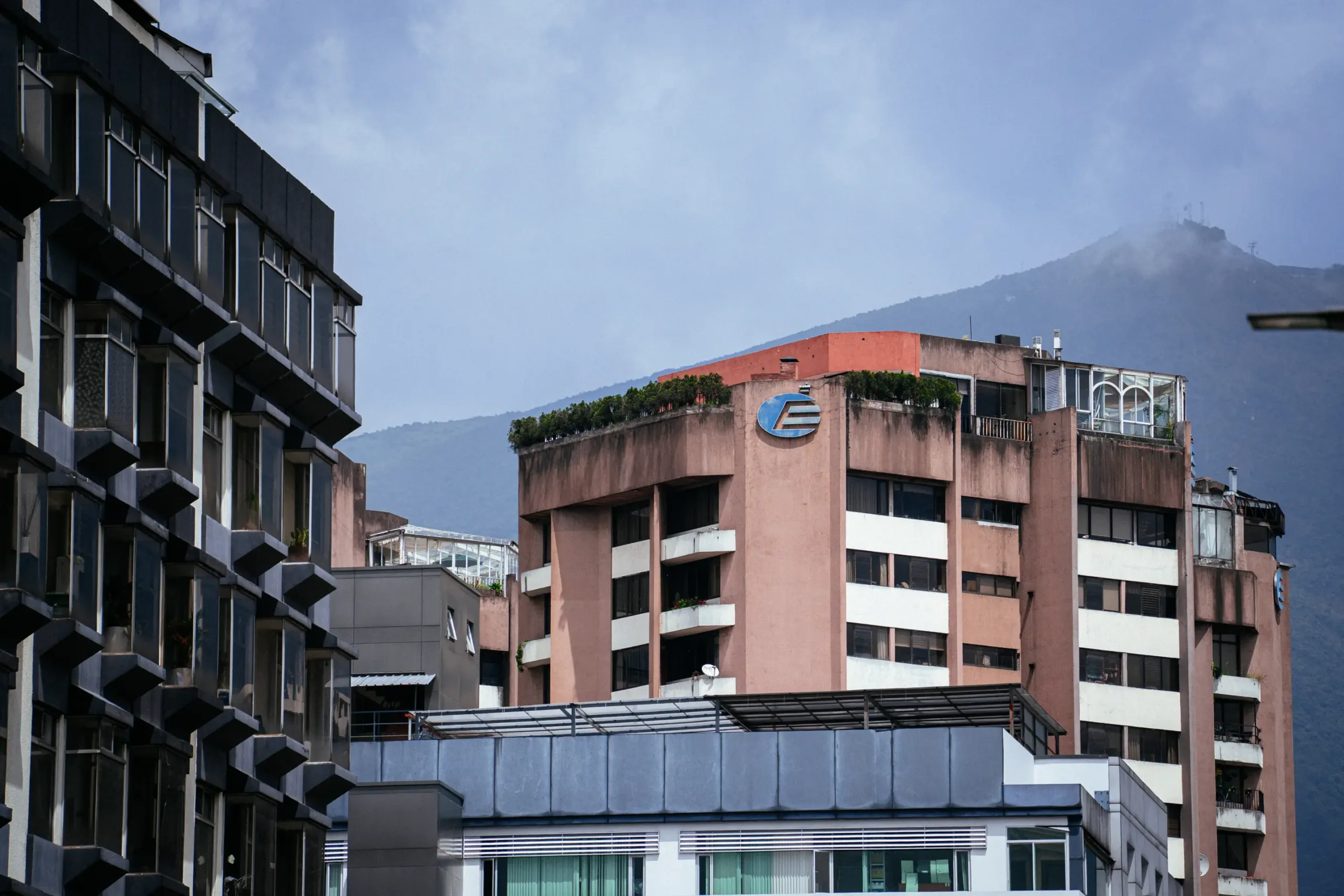 La Col&oacute;n, como se conoce a la avenida Col&oacute;n de Quito, es frontera, conexi&oacute;n y memoria.