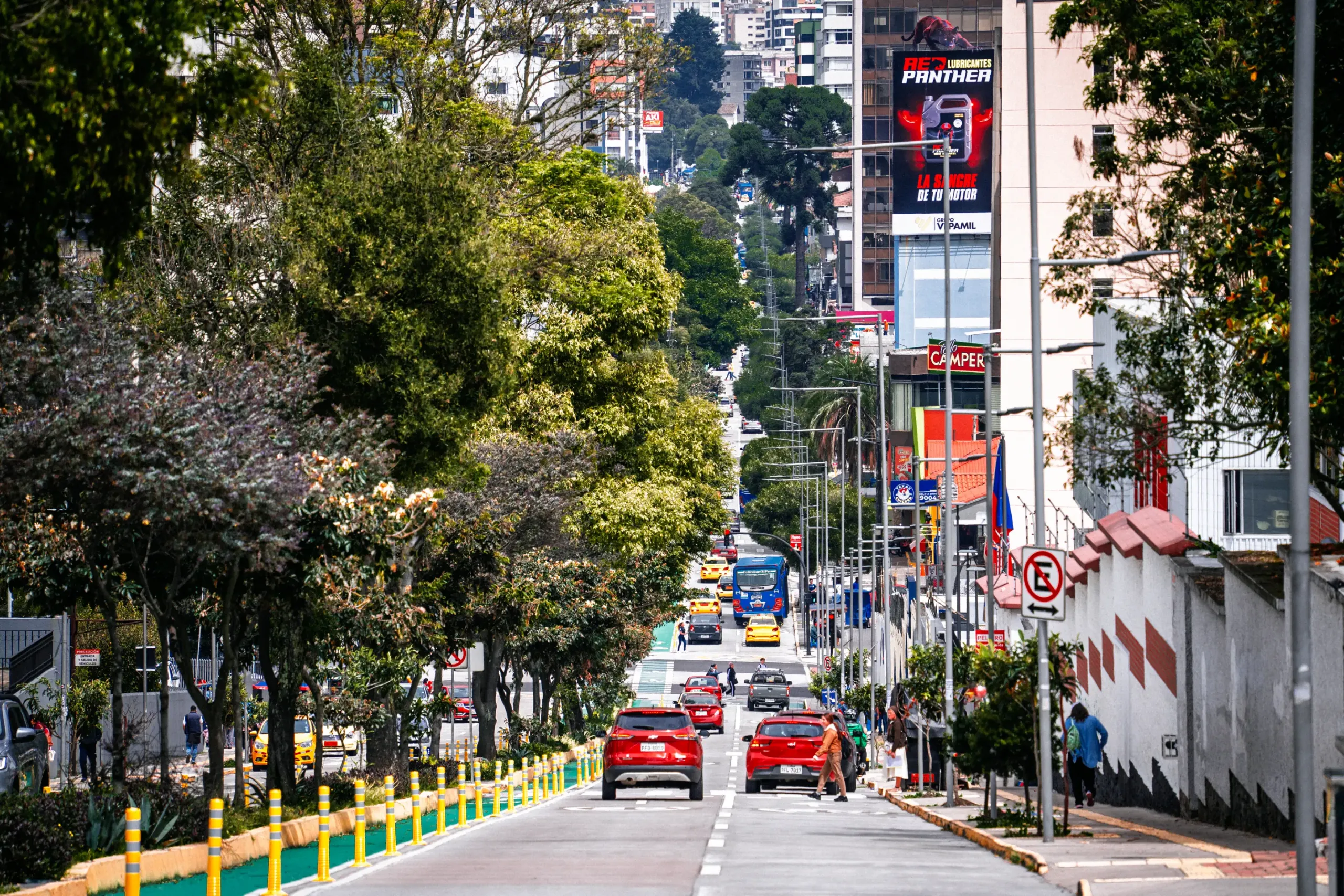 La avenida corre de este a oeste en Quito