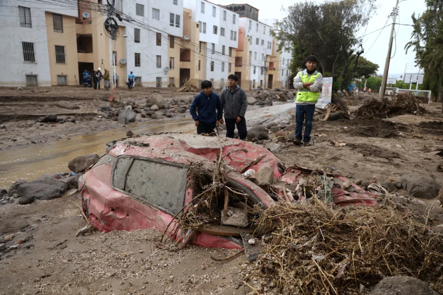 La gente inspecciona la carretera destruida por las fuertes lluvias que provocaron inundaciones en Arequipa, Per&uacute;, el lunes 23 de febrero de 2026, producto de El Ni&ntilde;o costero. (Foto AP/Jos&eacute; Sotomayor)