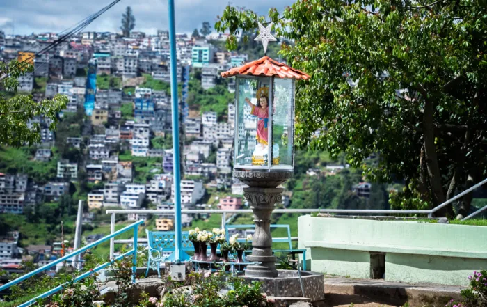 Vírgenes, santos y niños dios, guardianes de barrio en Quito.