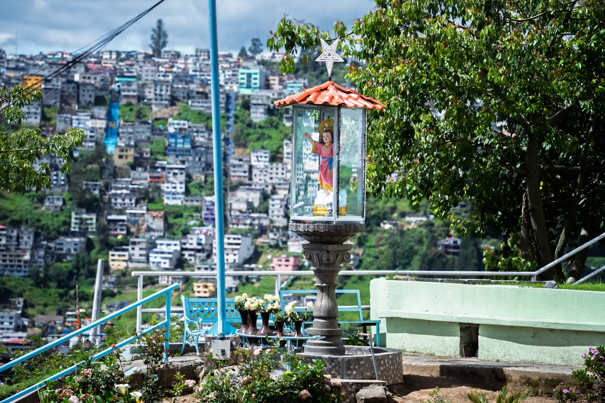 V&iacute;rgenes, santos y ni&ntilde;os dios, guardianes de barrio en Quito.