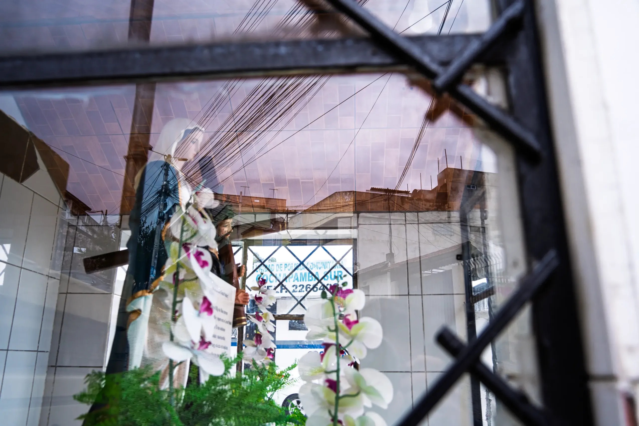 La Virgen Mar&iacute;a y Jes&uacute;s, detr&aacute;s de unas rejas