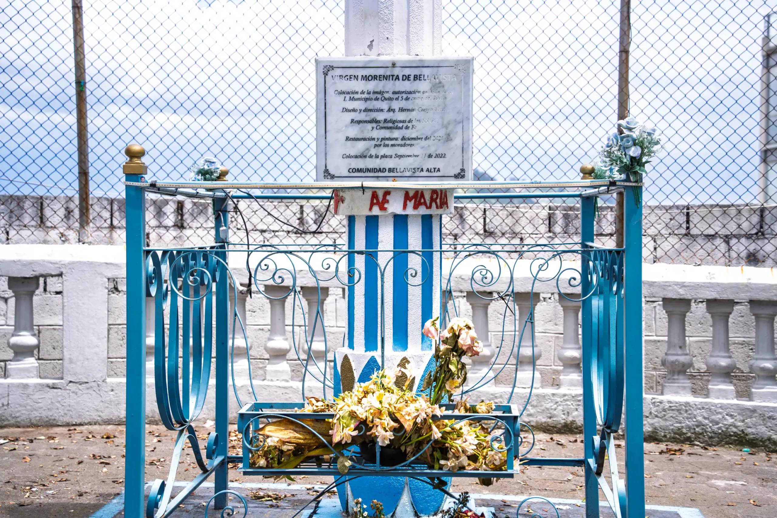 Muchos de estos altares de vereda son ofrendas de devotos agradecidos