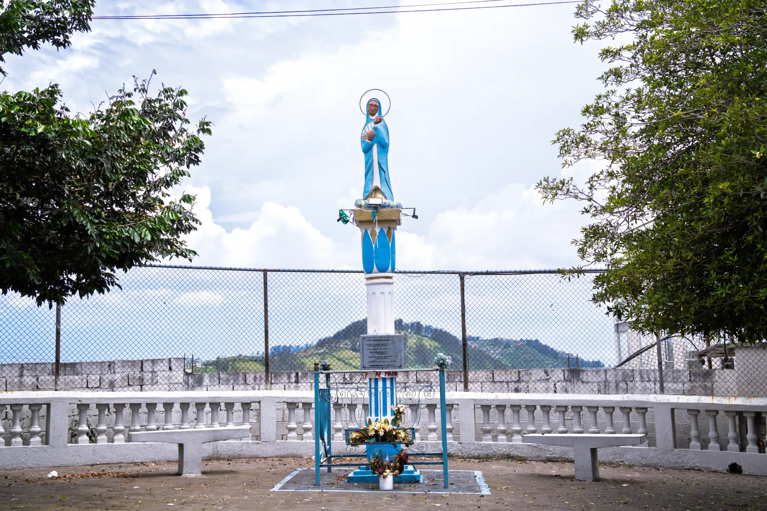 La Virgen Mar&iacute;a en un altar, detr&aacute;s, el cerro del Auqui