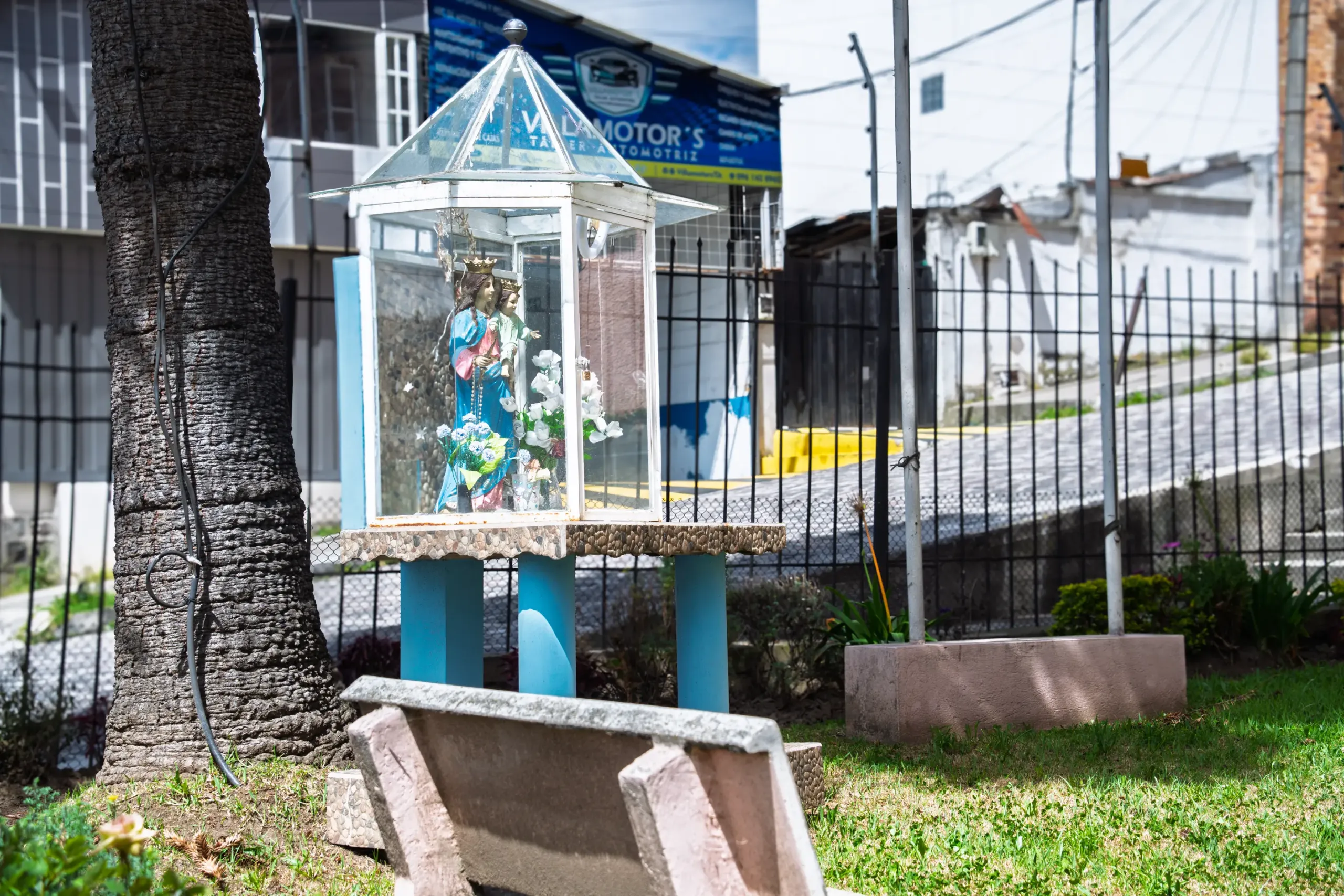 Parques, plazas, patios de Quito albergan el pedido de protecci&oacute;n divina ante males terrenales.