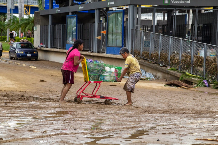 Ante la ausencia institucional y la falta de apoyos tras el azote del huracán Otis en Acapulco, al sureste de México, la población damnificada participó en saqueos para conseguir alimentos en 2023. Foto: Óscar Guerrero / Amapola Periodismo