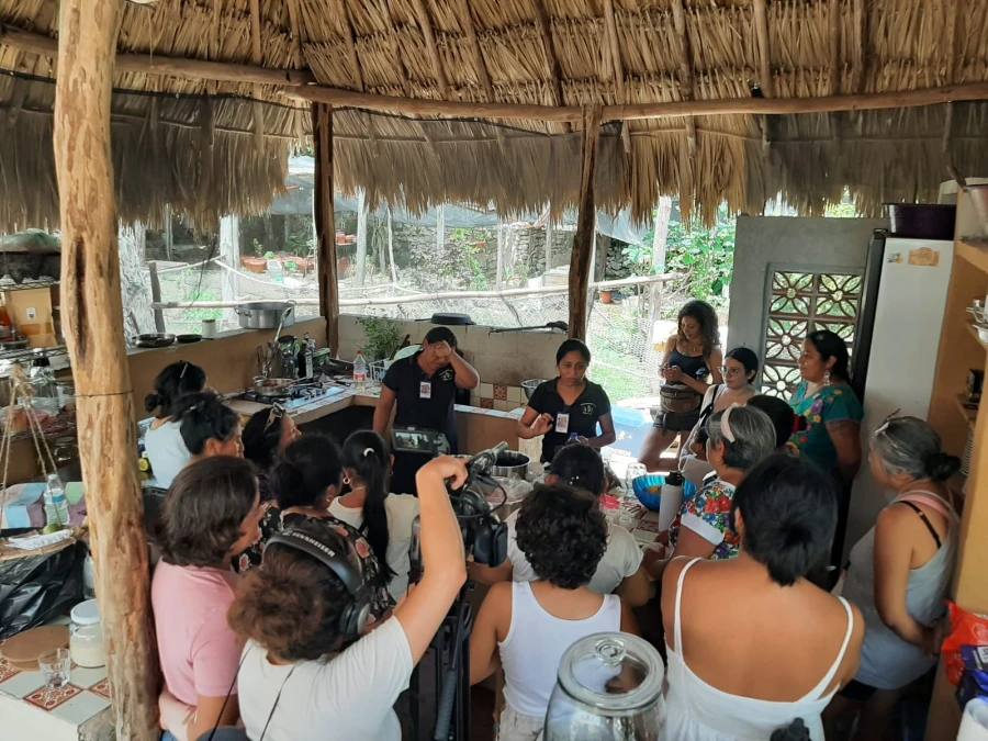 Talleres de mujeres campesinas en el solar maya. Fotografía de Valiana Aguilar.