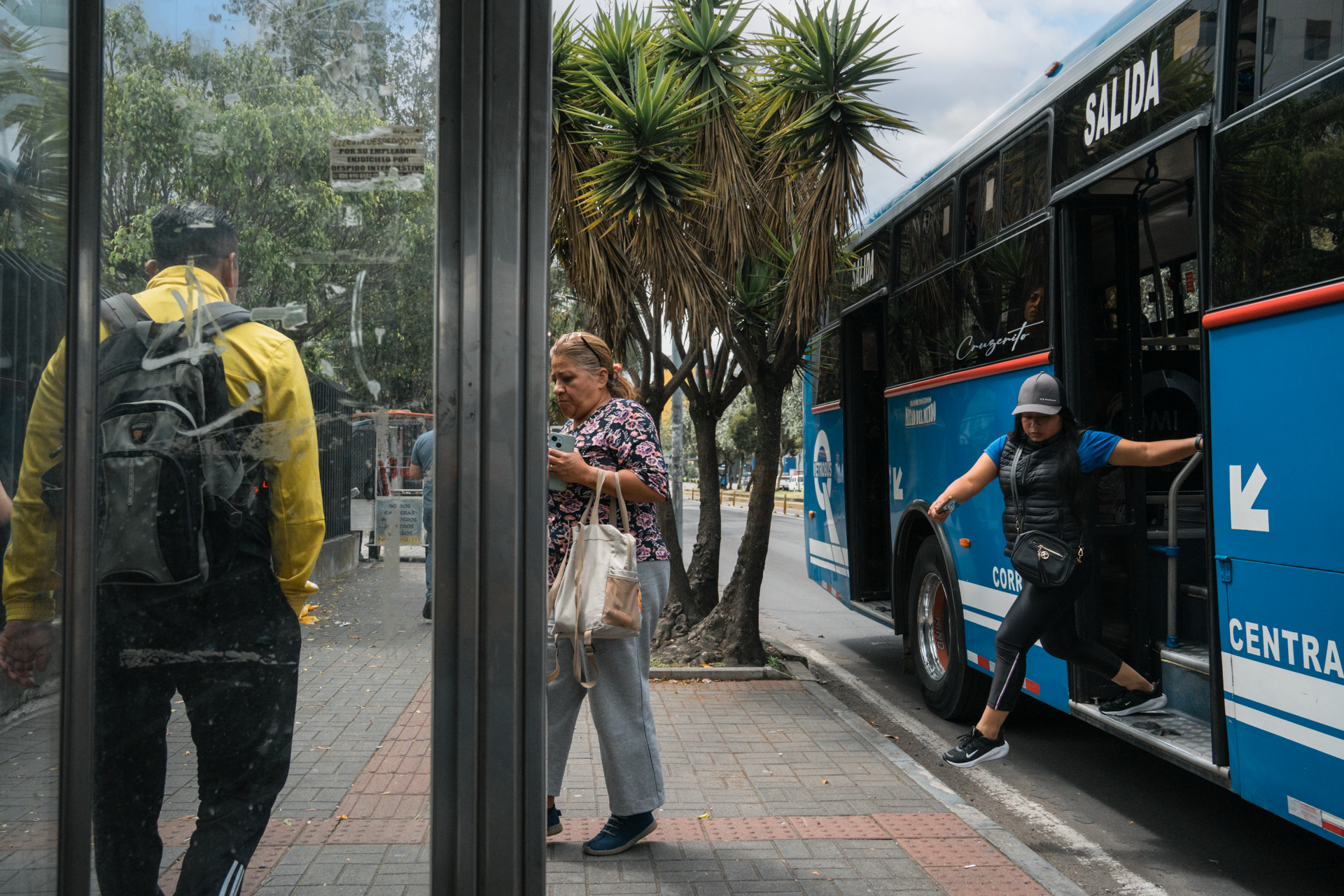 Hay cierta pose michaeljacksiana al bajarse del transporte público quiteño Hay cierta pose michaeljacksiana al bajarse del transporte público quiteño