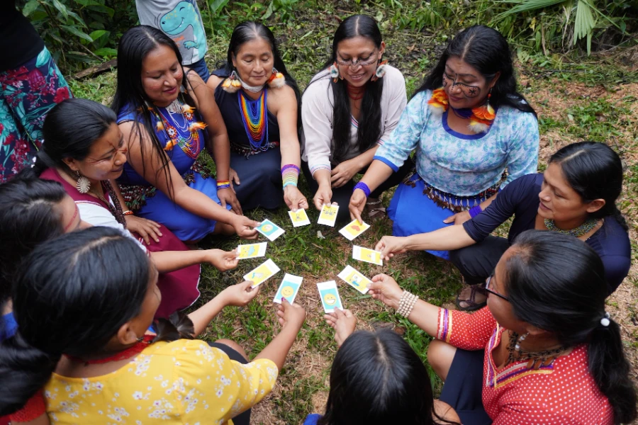 Las Wapas Nuwa &mdash;&ldquo;Mujeres abejas&rdquo;&mdash; buscan fortalecer la salud, los saberes ancestrales y la organizaci&oacute;n femenina a trav&eacute;s del cuidado de las abejas. Fotograf&iacute;a de Sebasti&aacute;n Esp&iacute;n/Conservaci&oacute;n Internacional Ecuador.