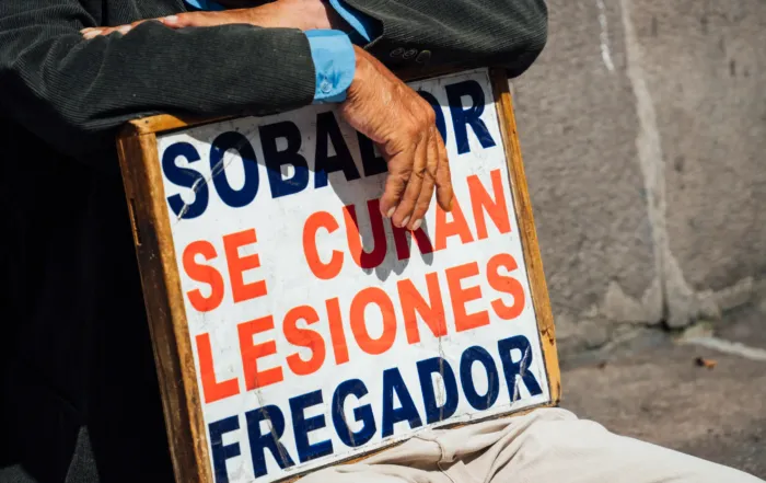 Manos quiteñas que curan lesiones, soban, friegan
