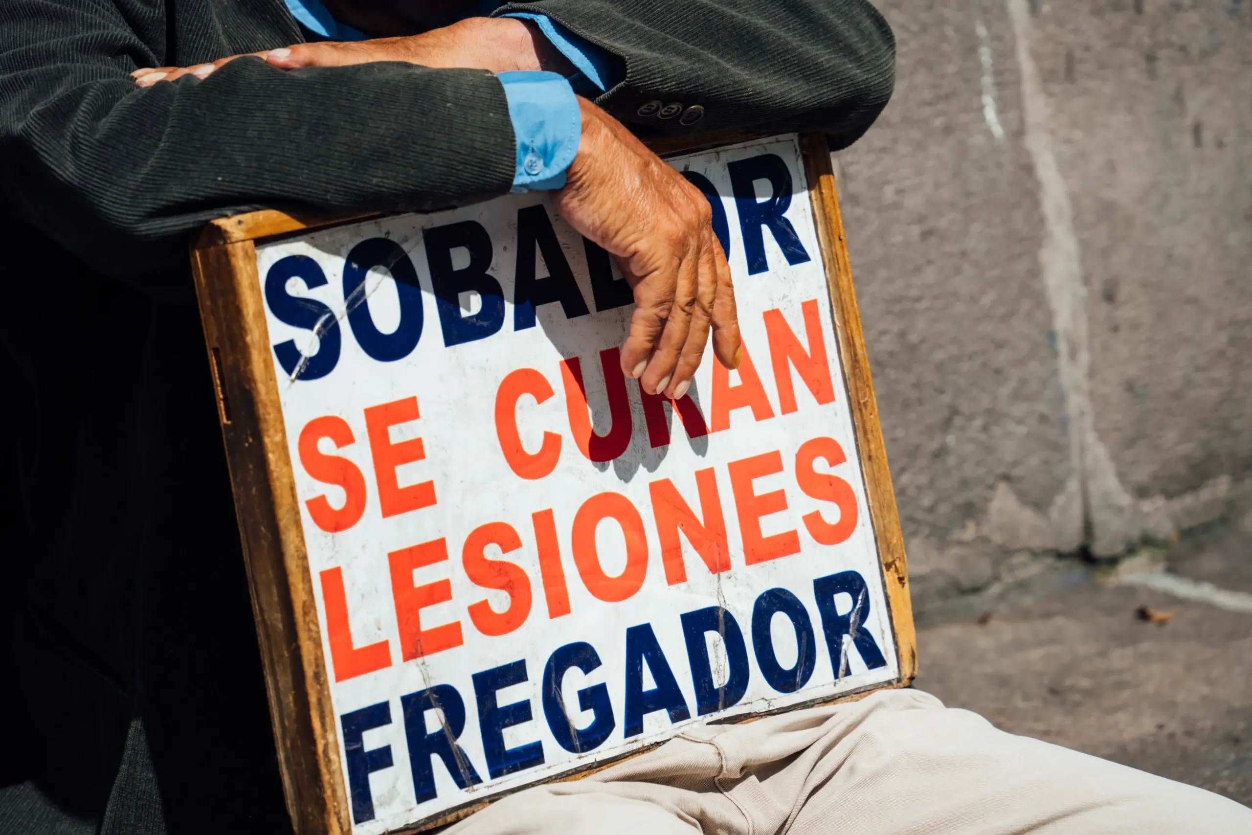 Manos quite&ntilde;as que curan lesiones, soban, friegan