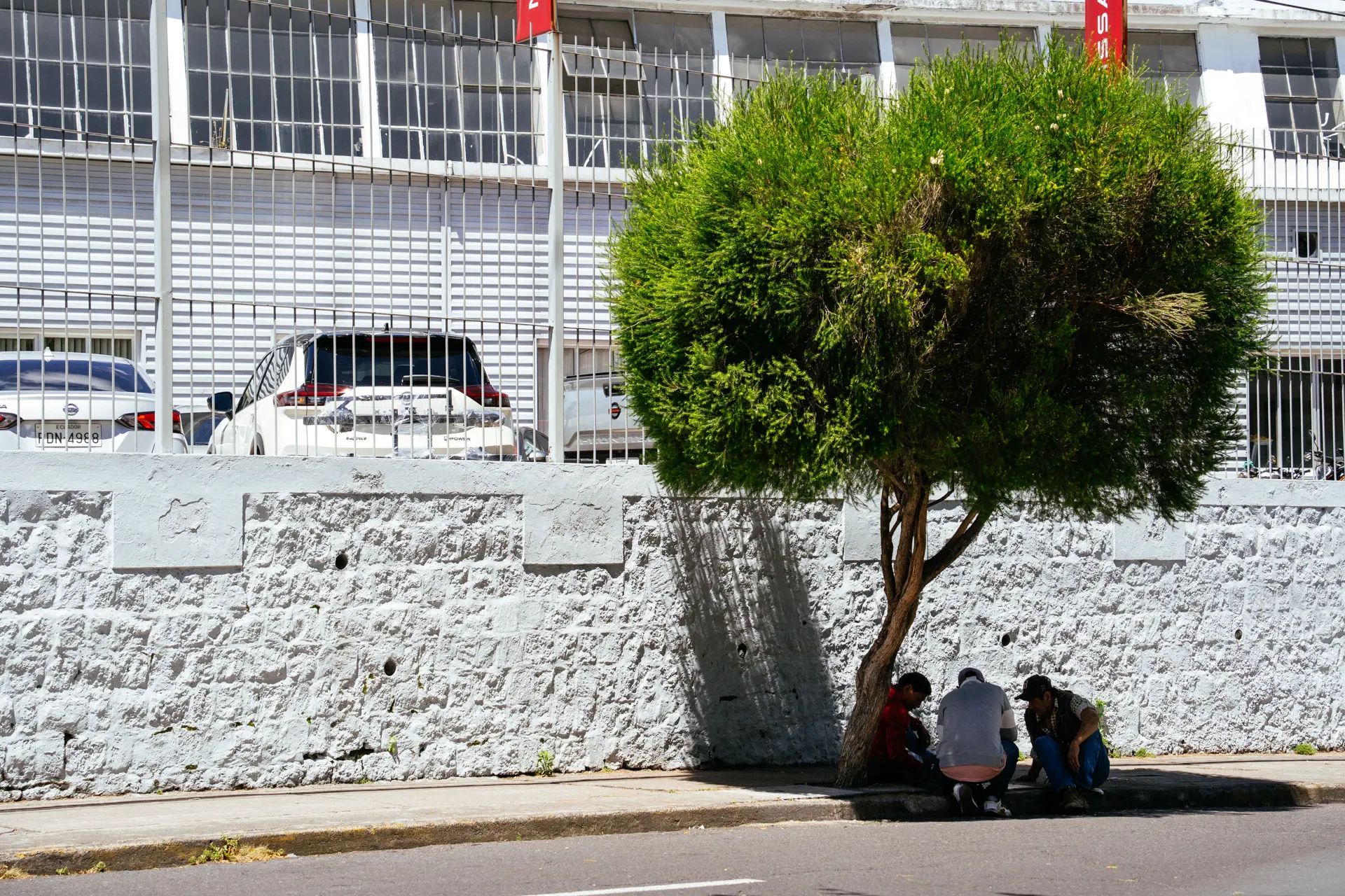 Trabajar en la calle es exponerse a la radiación UV y huir de ella Trabajar en la calle es exponerse a la radiación UV y huir de ella