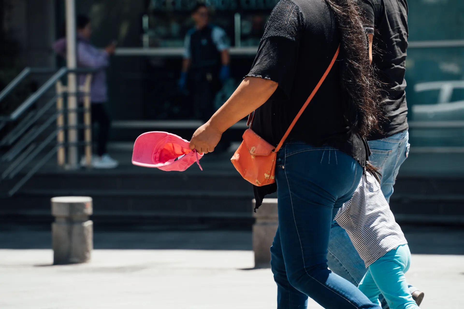 Una mamá lleva la gorra de su hija Una mamá lleva la gorra de su hija