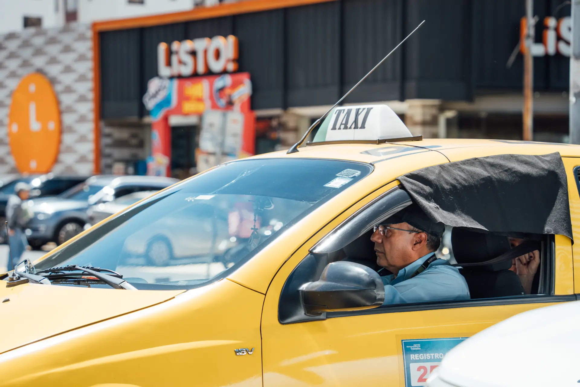 En Quito, cualquier forma de protegerse del sol es buena En Quito, cualquier forma de protegerse del sol es buena