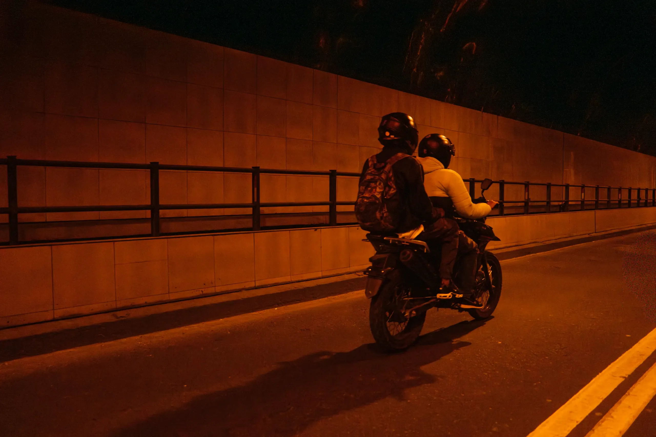 Motos, autos, buses circulan por miles