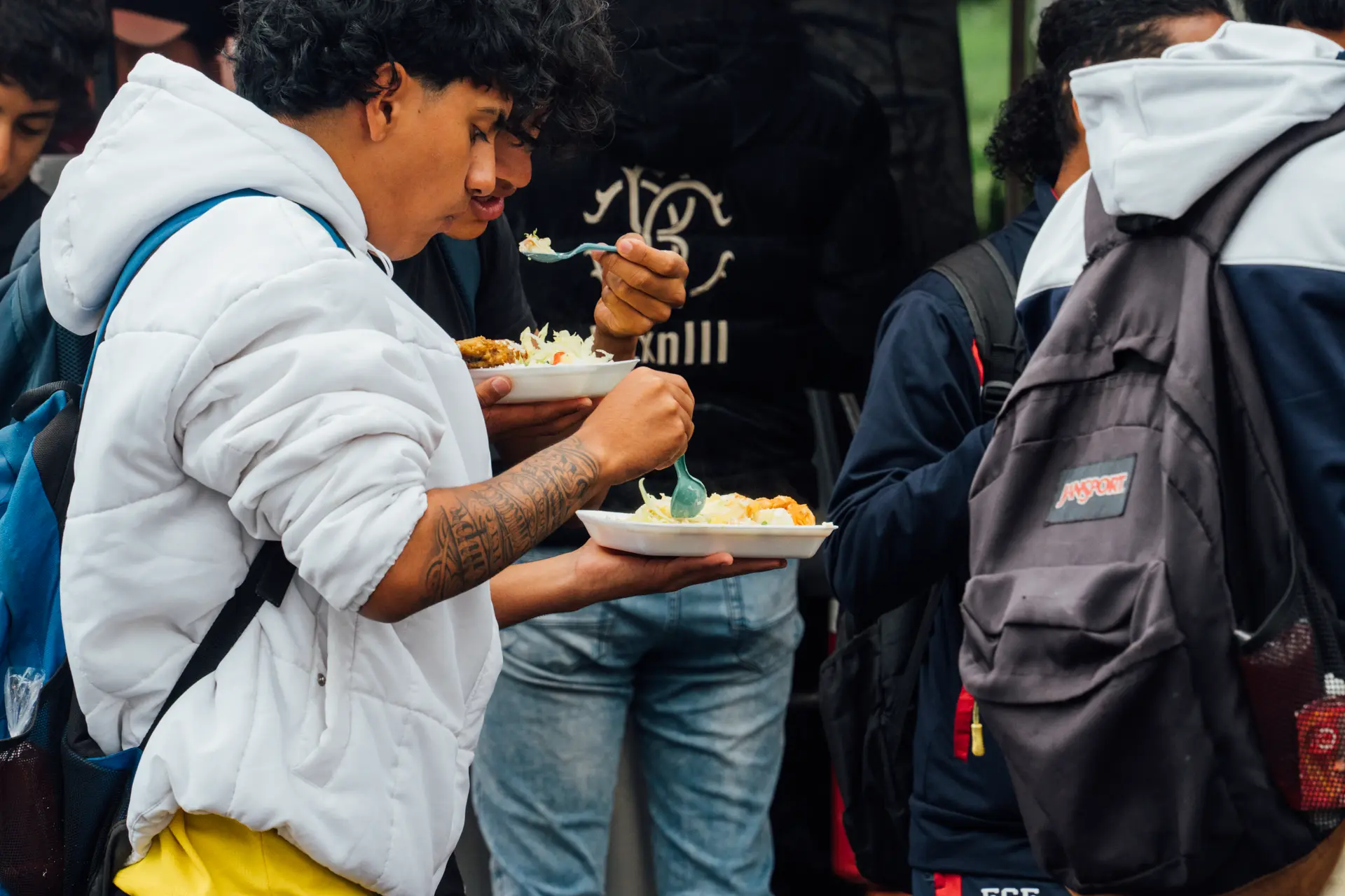 Comer parados, signo de la vida universitaria Comer parados, signo de la vida universitaria