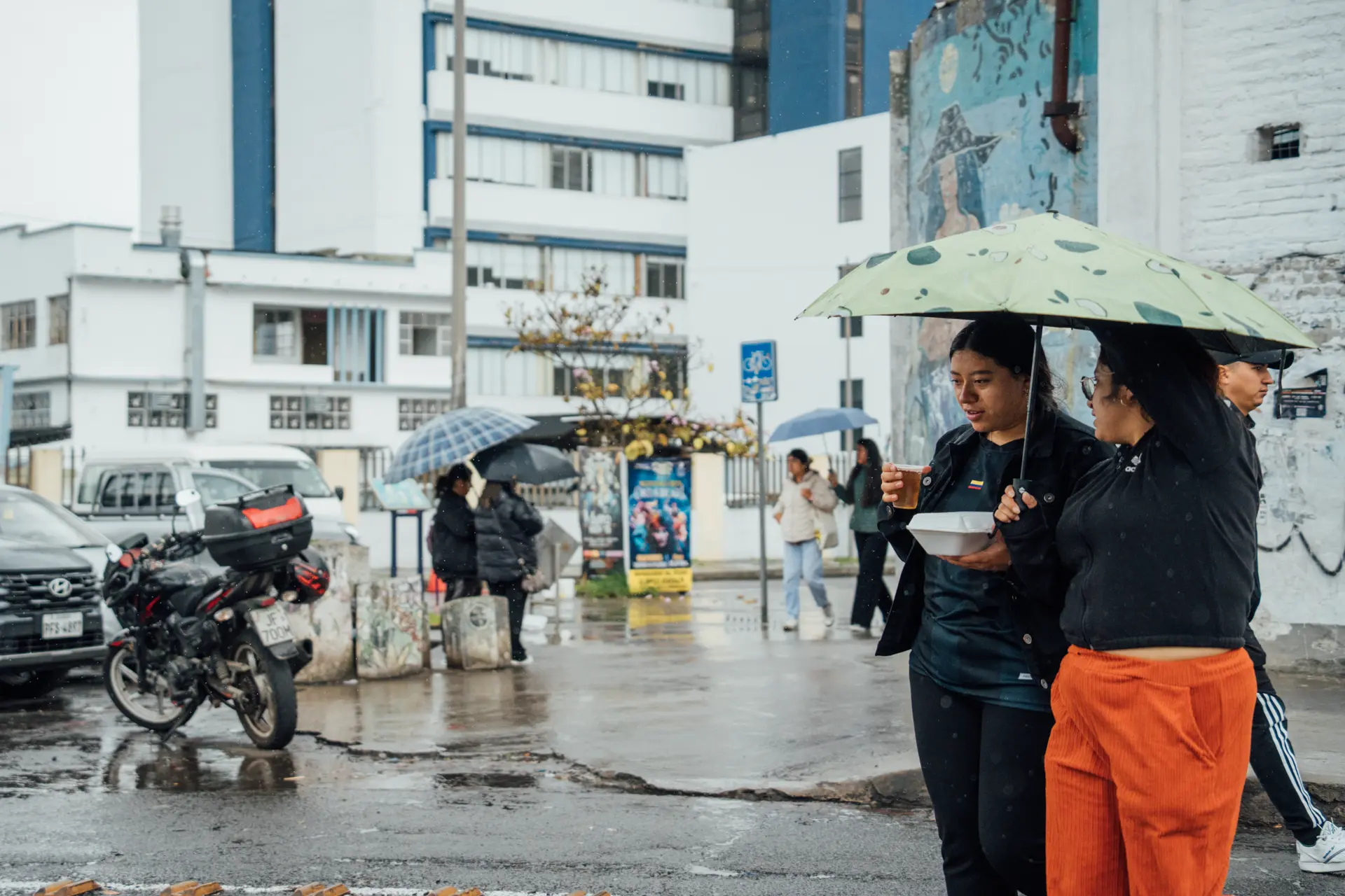 No importa si llueve, hacce un solazo o sopla el viento: siempre hay tiempo para comer No importa si llueve, hacce un solazo o sopla el viento: siempre hay tiempo para comer