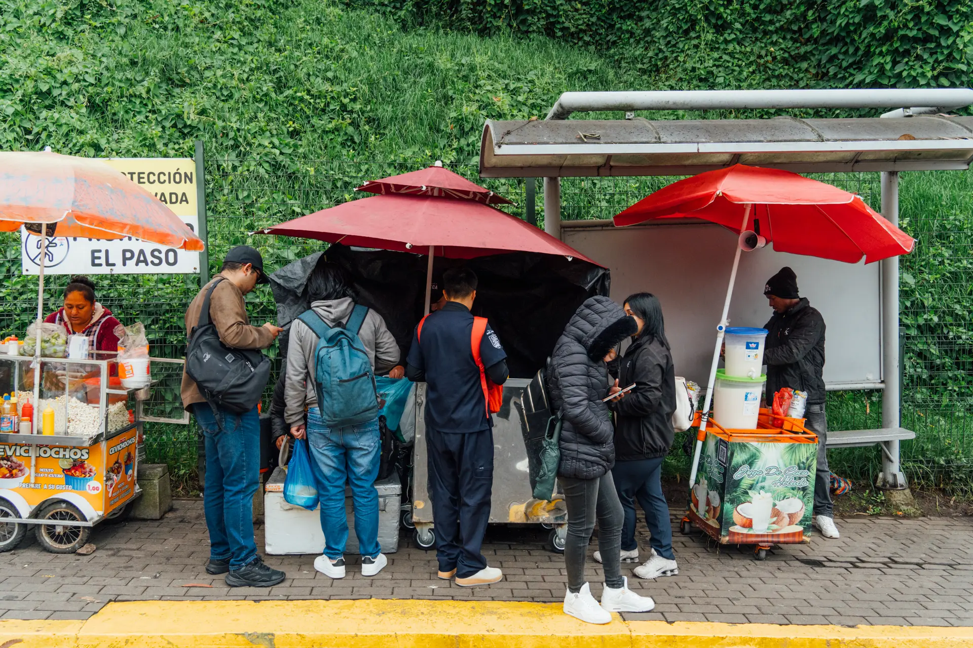 Afuera de todas las universidades de Quito hay decenas de huecas y cientos de estudiantes hambrientos Afuera de todas las universidades de Quito hay decenas de huecas y cientos de estudiantes hambrientos