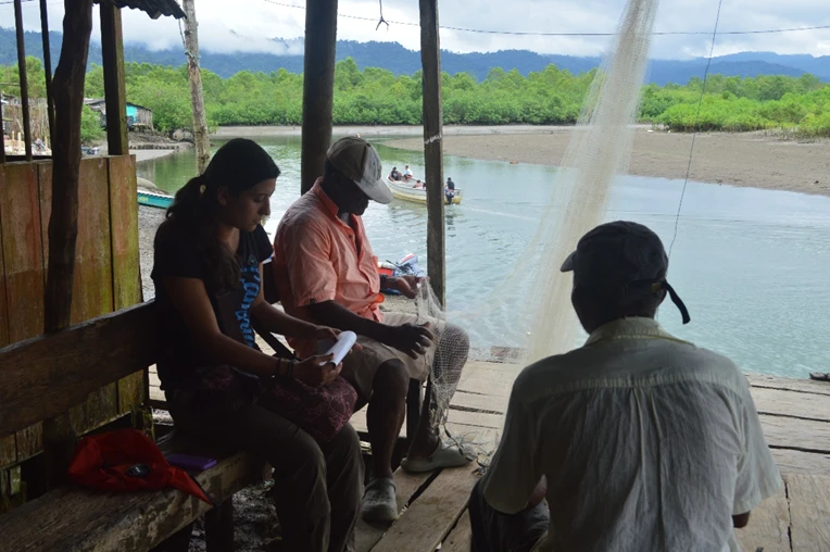 La investigadora Laura Soto-Cort&eacute;s entrevista a habitantes de las comunidades de Jurubir&aacute;, Pangu&iacute; y Nuqu&iacute; para tener su relaci&oacute;n con las tortugas marinas. Foto: Laura Soto-Cort&eacute;s.