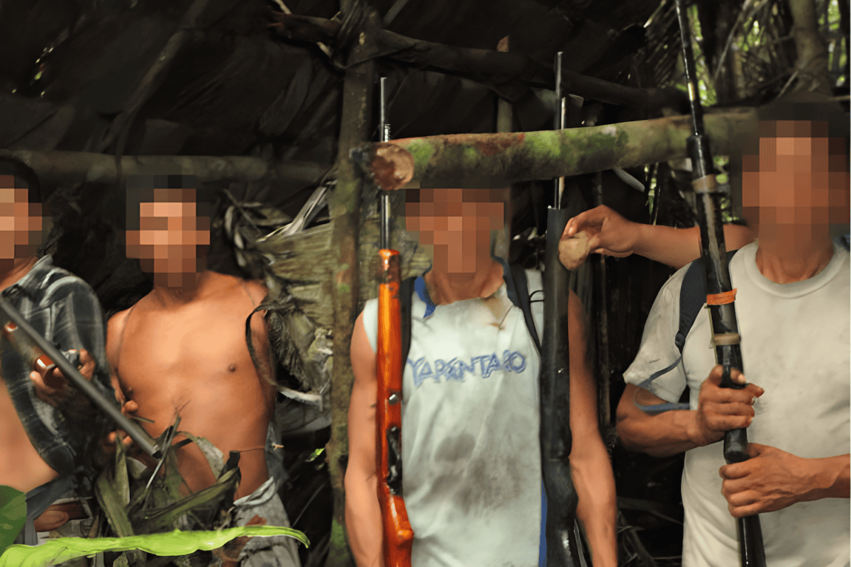 Los atacantes en una onka waorani, en una foto fechada el 30 de marzo de 2013. Foto: tomada del libro Una tragedia ocultada, de Miguel &Aacute;ngel Cabodevilla y Milagros Aguirre