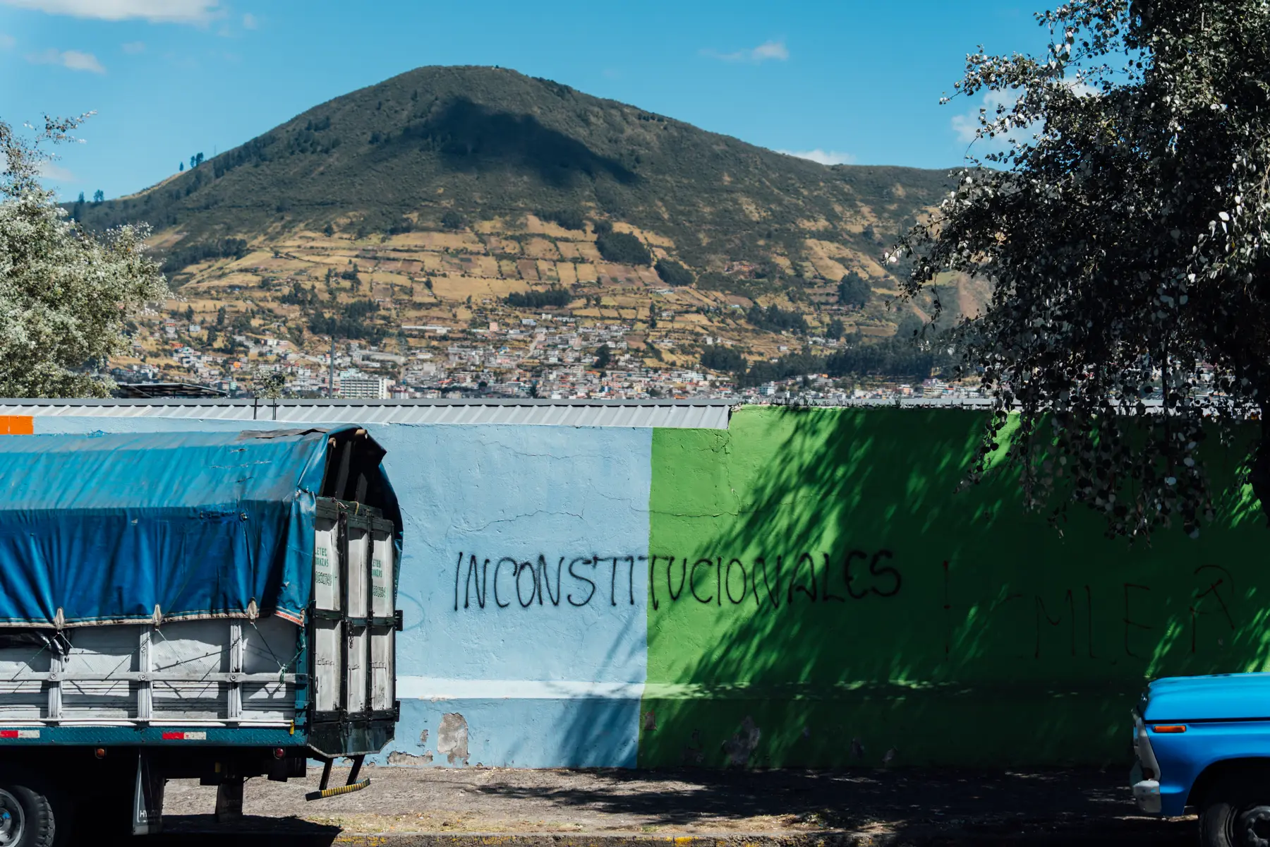 . Quizá por eso por en sus calles aparecen palabras sueltas, frases inconexas, escritas con la naturalidad de quien se desnuda antes de entrar a la ducha, y que bien podrían ser el sexto número de Hélice, la revista que los surrealistas ecuatorianos publicaron entre abril y septiembre de 1926 . Quizá por eso por en sus calles aparecen palabras sueltas, frases inconexas, escritas con la naturalidad de quien se desnuda antes de entrar a la ducha, y que bien podrían ser el sexto número de Hélice, la revista que los surrealistas ecuatorianos publicaron entre abril y septiembre de 1926