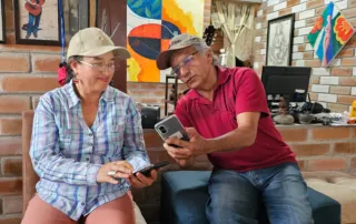 Gladys Flores y César Vinueza reciben los boletines climáticos desde las oficinas de la Prefectura de Imbabura. Ellos, a su vez, comparten con sus grupos de WhatsApp de agricultores de San Blas. Crédito: Gabriela Verdezoto.