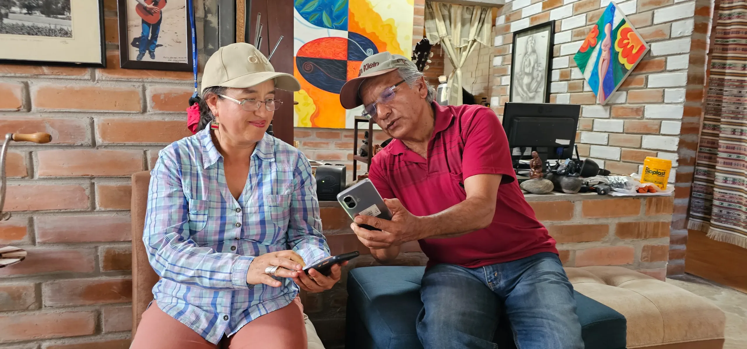 Gladys Flores y C&eacute;sar Vinueza reciben los boletines clim&aacute;ticos desde las oficinas de la Prefectura de Imbabura. Ellos, a su vez, comparten con sus grupos de WhatsApp de agricultores de San Blas. Cr&eacute;dito: Gabriela Verdezoto.