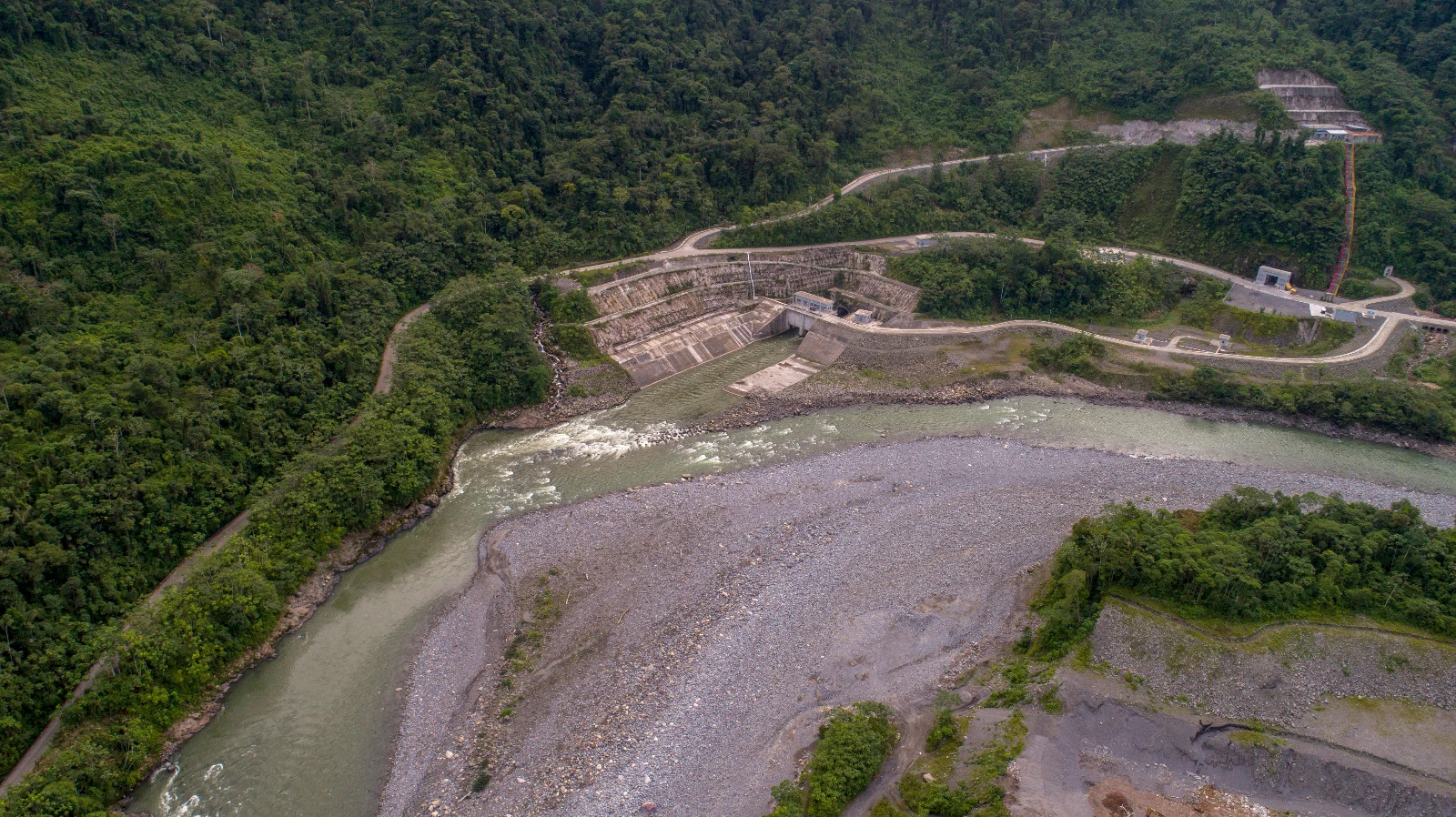 La hidroeléctrica Coca Codo Sinclair aprovecha el agua del Río Coca para generar energía pero cuando los niveles de este afluente bajan a sus mínimos, la central no puede generar. Fotografía de la Corporación Eléctrica del Ecuador.