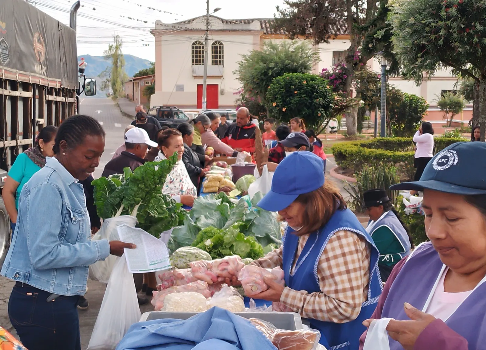 Todos los domingos en el Parque Central de San Blas se da la feria local de frutas, verduras y productos l&aacute;cteos. Cr&eacute;dito: C&eacute;sar Vinueza