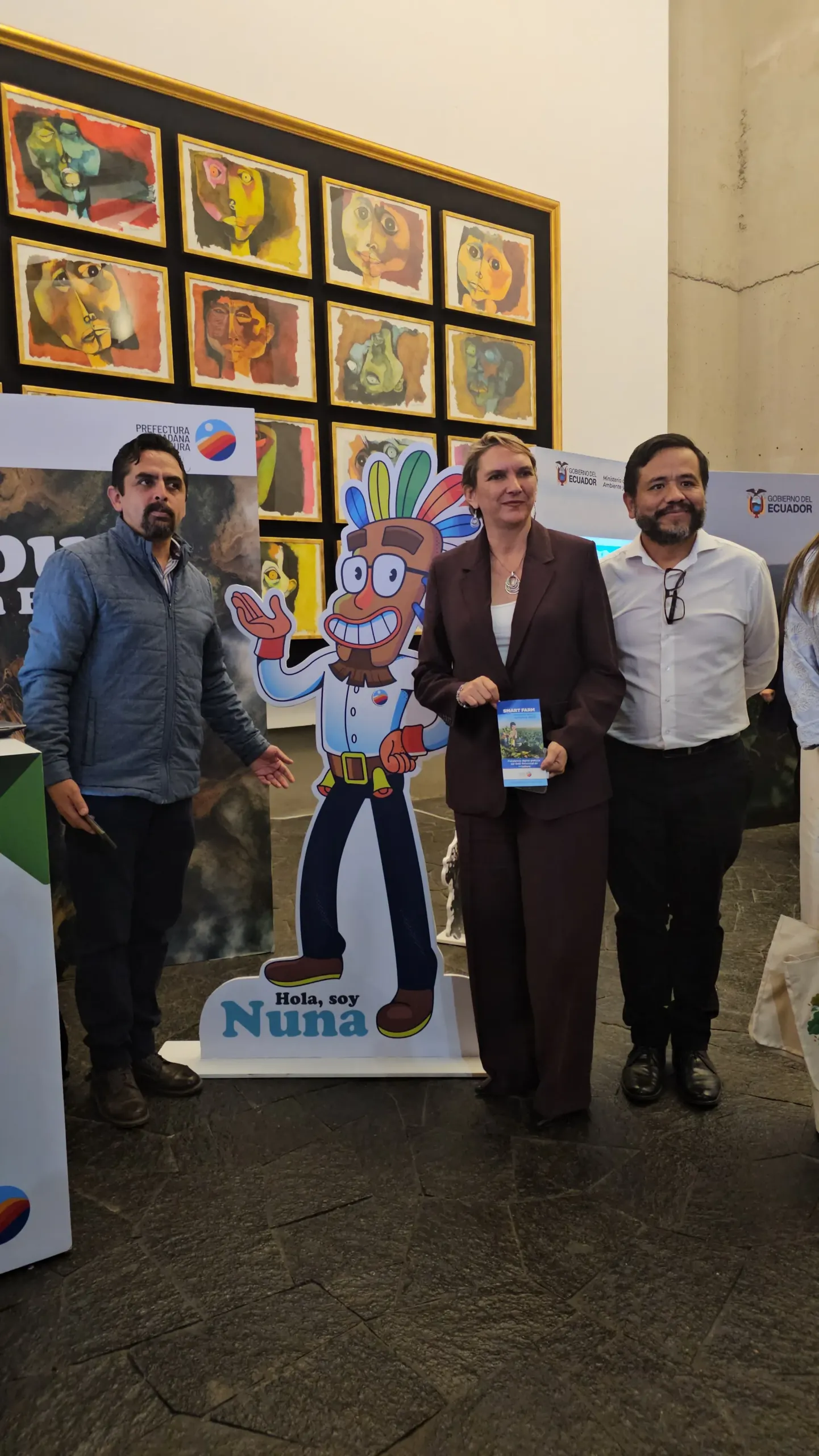 El 4 de junio de 2026 se hizo el lanzamiento nacional de los boletines informativos y Vinicio pudo explicar a las altas autoridades del Ministerio de Ambiente y Minas sus innovaciones. Crédito: Gabriela Verdezoto.