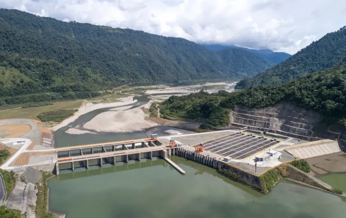 Coca Codo Sinclair es la hidroeléctrica con mayor capacidad de generación en Ecuador y es altamente dependiente de la humedad que viaja desde la Amazonía. Fotografía de la Corporación Eléctrica del Ecuador.