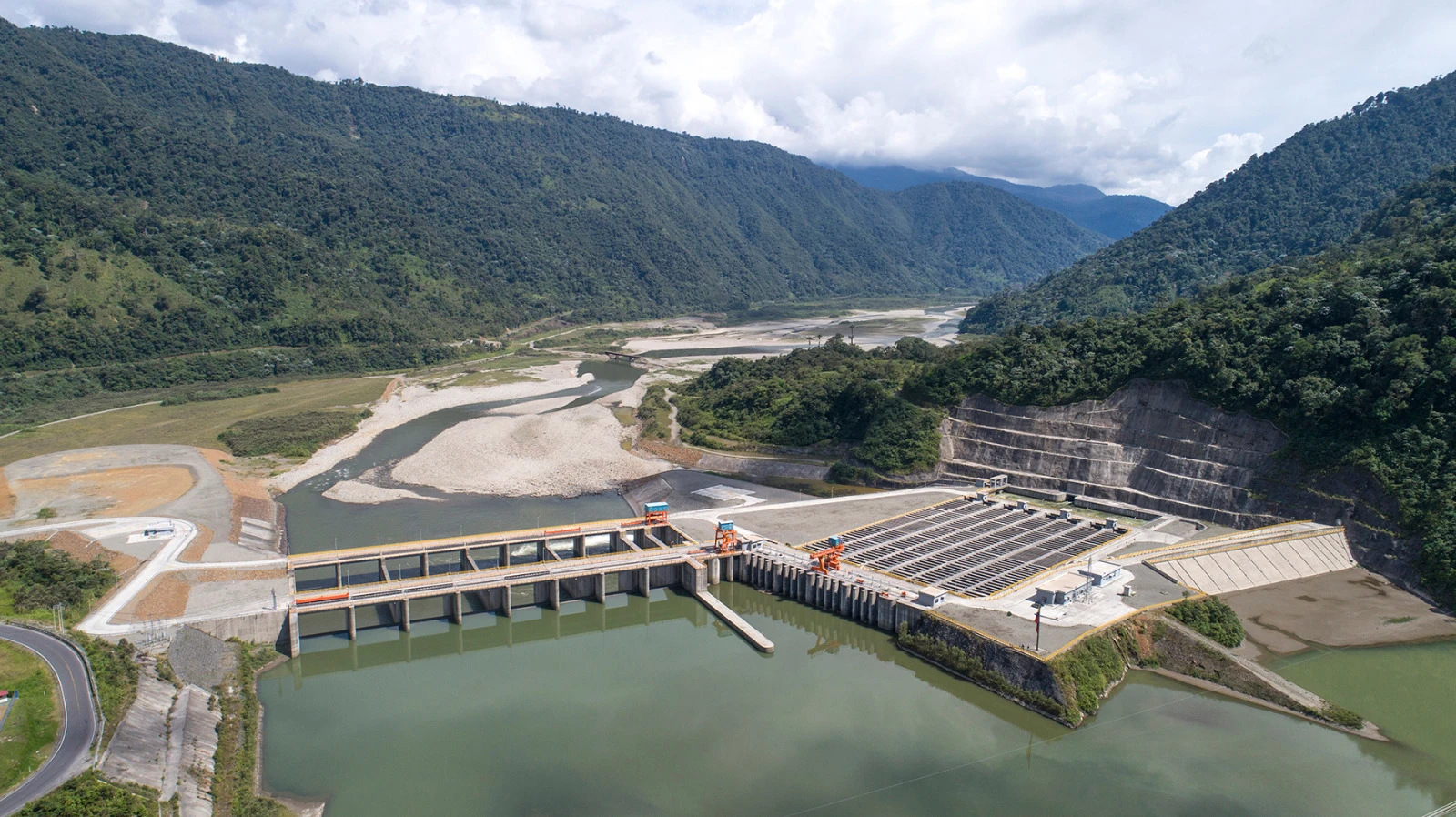 Coca Codo Sinclair es la hidroeléctrica con mayor capacidad de generación en Ecuador y es altamente dependiente de la humedad que viaja desde la Amazonía. Fotografía de la Corporación Eléctrica del Ecuador.