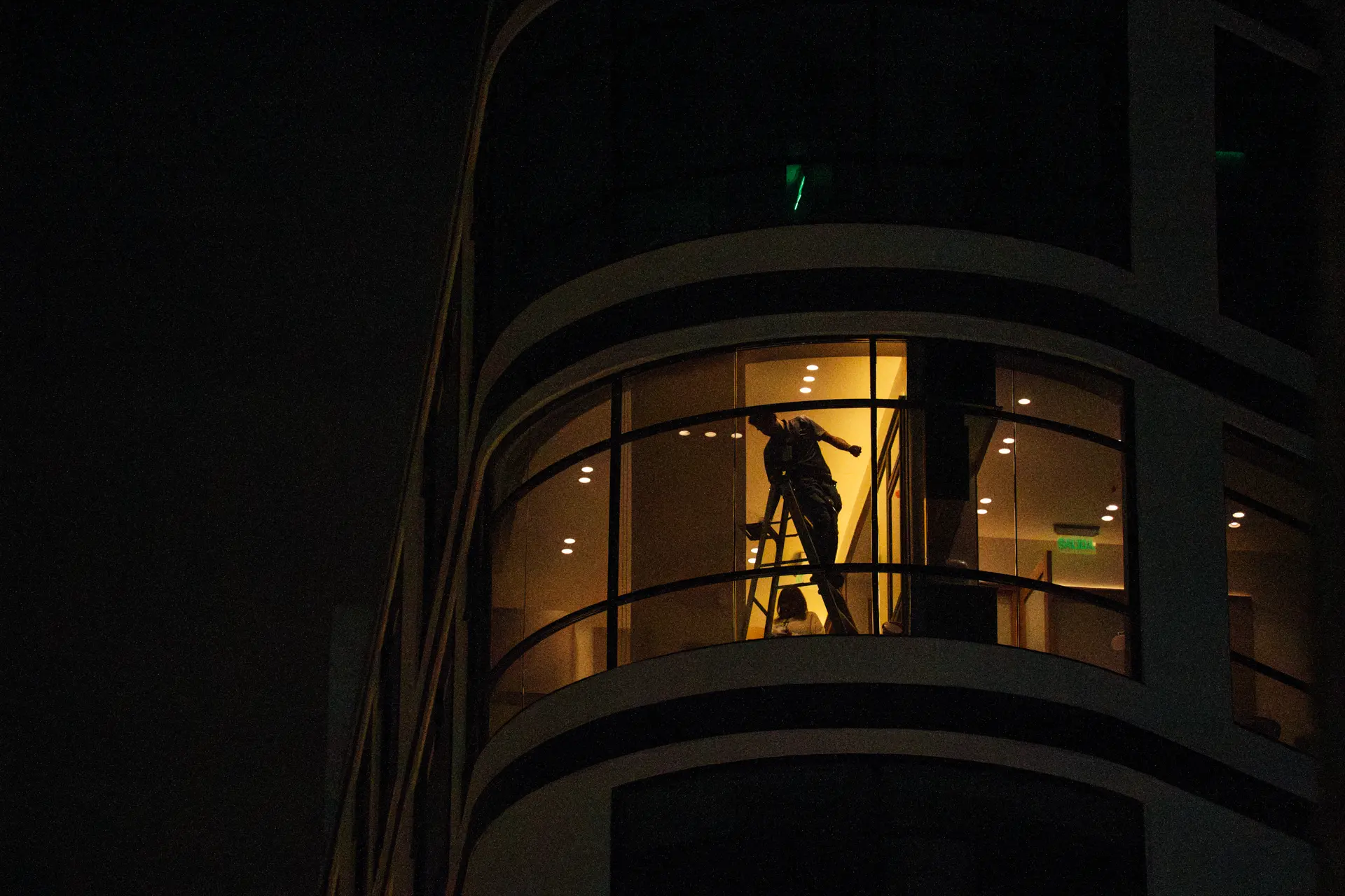 PERSONAS EN VENTANAS 11