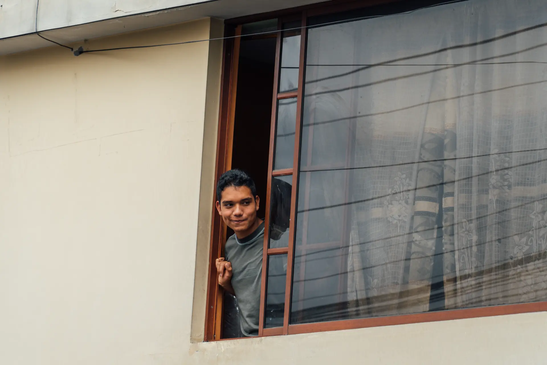 PERSONAS EN VENTANAS 4