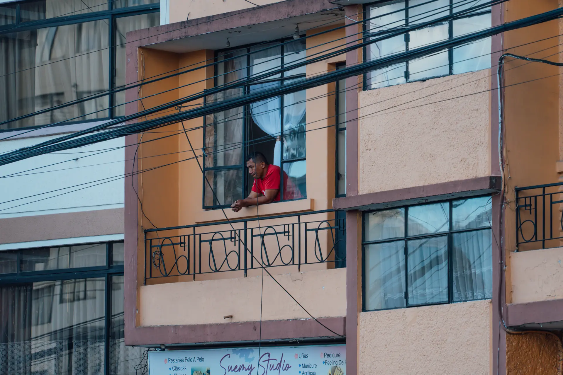 PERSONAS EN VENTANAS 7